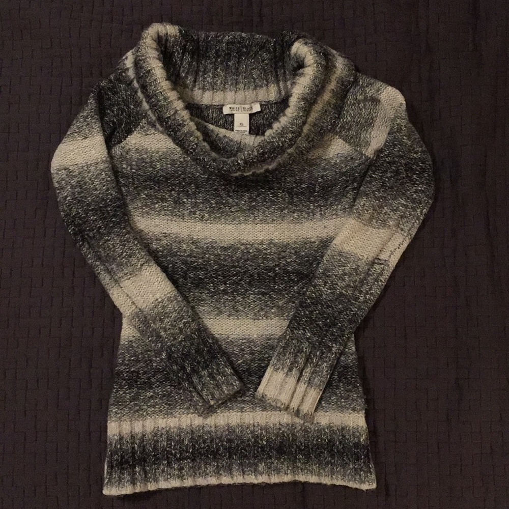 White House Black Market sweter
